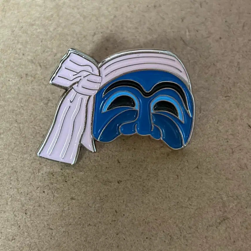 [BUNJANG] Mushikhal Oecheo Joseon Pin Badge (Hongdan) / 뮤지컬 외쳐조선 굿즈 md 뱃지