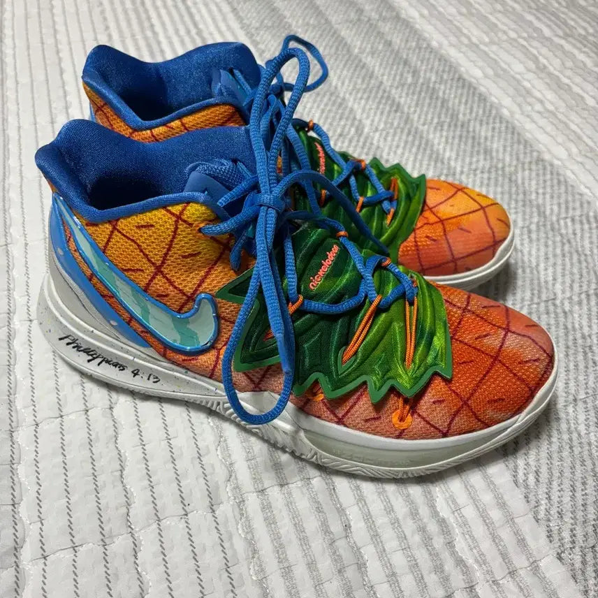 [BUNJANG] Nike Kyrie 5 SpongeBob Basketball Shoes (260mm) with Display Case / 나이키 농구화 카이리5 스폰지밥 260 + 신발 장식장