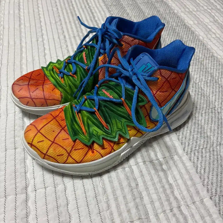 [BUNJANG] Nike Kyrie 5 SpongeBob Basketball Shoes (260mm) with Display Case / 나이키 농구화 카이리5 스폰지밥 260 + 신발 장식장