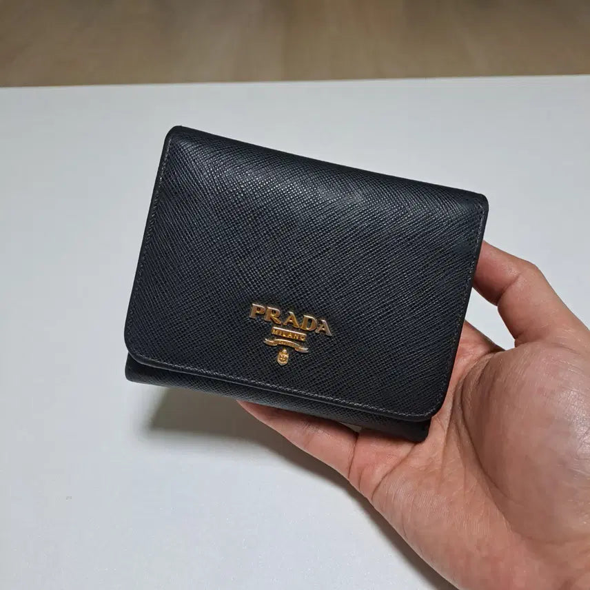 [BUNJANG] Prada Saffiano Leather Metal Logo Bifold Wallet - Black / [100%/정품] 프라다 사피아노 메탈로고 반지갑 블랙