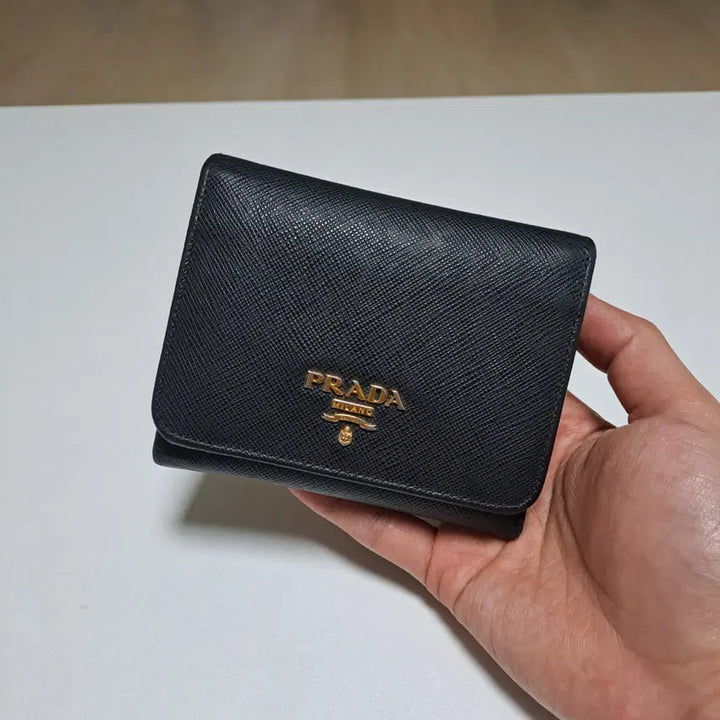 [BUNJANG] Prada Saffiano Leather Metal Logo Bifold Wallet - Black / [100%/정품] 프라다 사피아노 메탈로고 반지갑 블랙