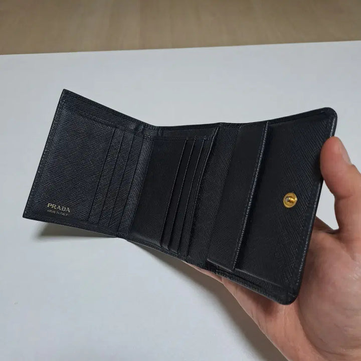 [BUNJANG] Prada Saffiano Leather Metal Logo Bifold Wallet - Black / [100%/정품] 프라다 사피아노 메탈로고 반지갑 블랙