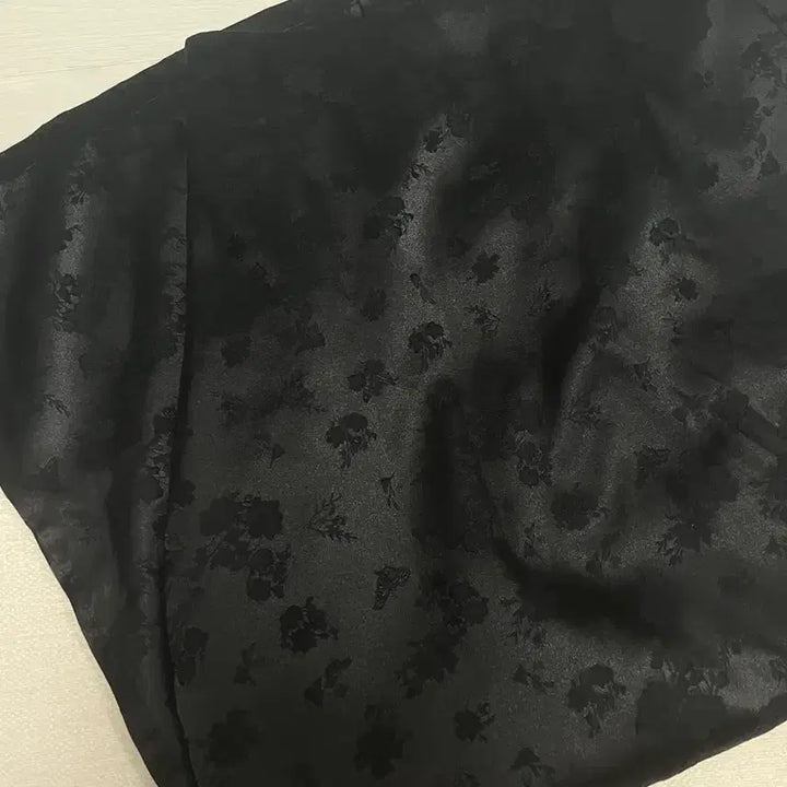 [BUNJANG] Satin Flower Long Skirt Black / 새것)새틴 플라워 롱스커트 블랙