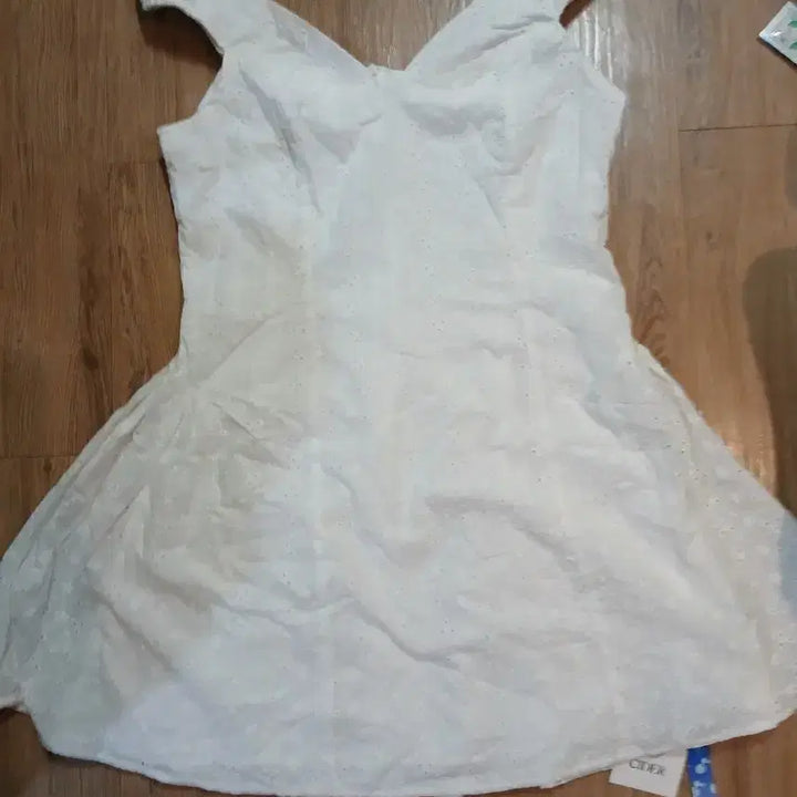 [BUNJANG] CIDER Punch Mini Dress White L / 새상품/CIDER 펀칭 미니원피스 화이트/L