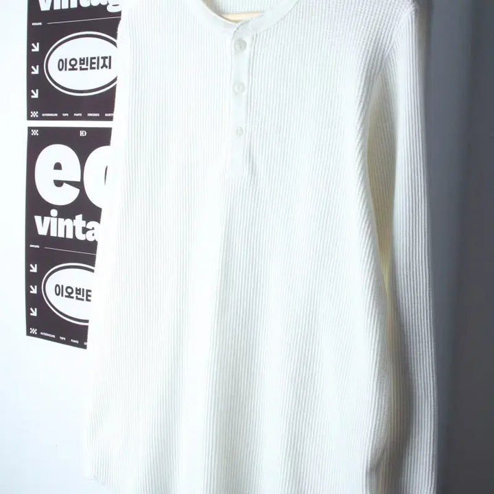 [BUNJANG] Uniqlo Henley Neck Waffle Long Sleeve T-Shirt White XL-2XL / (XL-2XL) 유니클로 긴팔티셔츠 헨리넥 와플 화이트 스윙스-8115