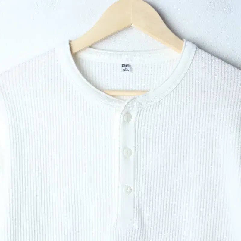 [BUNJANG] Uniqlo Henley Neck Waffle Long Sleeve T-Shirt White XL-2XL / (XL-2XL) 유니클로 긴팔티셔츠 헨리넥 와플 화이트 스윙스-8115