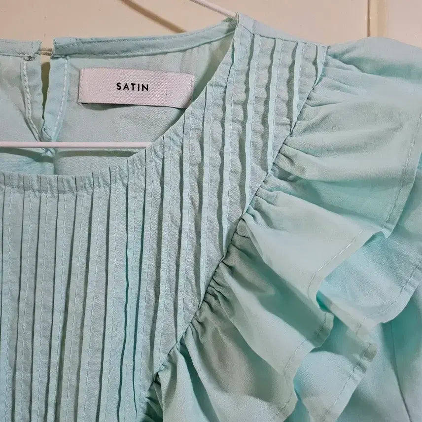 [BUNJANG] SATIN Frill Blouse Size 55 Sky / 미착용)샤틴/SATIN 프릴 블라우스55