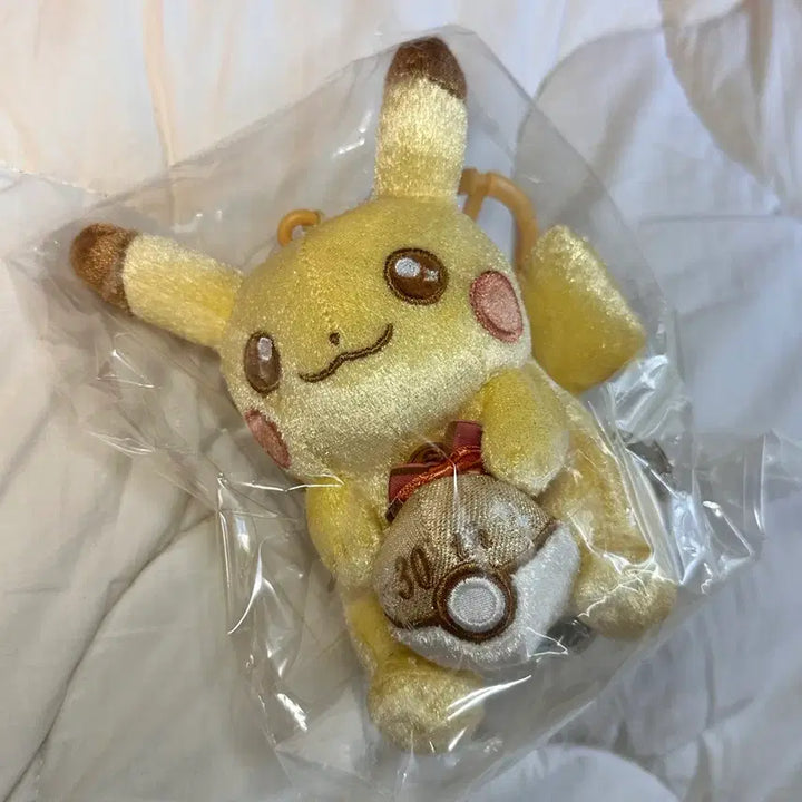 [BUNJANG] Pokemon 30th Anniversary Pikachu Mascot Plush Keychain / 포켓몬스터 30주년 피카츄 인형 키링