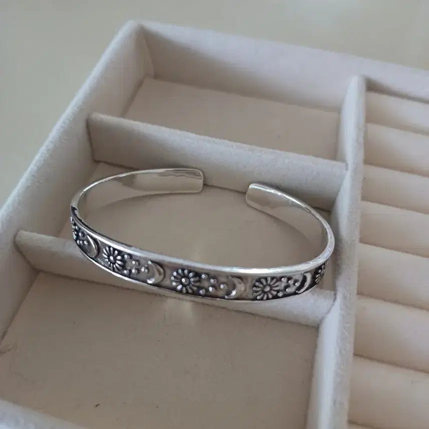 [BUNJANG] KkotgwaDal Silver Bangle Bracelet / 꽃과달 뱅글은팔찌(새상품)