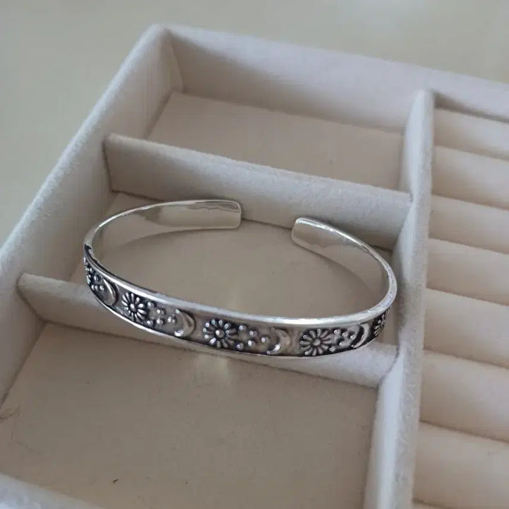 [BUNJANG] KkotgwaDal Silver Bangle Bracelet / 꽃과달 뱅글은팔찌(새상품)