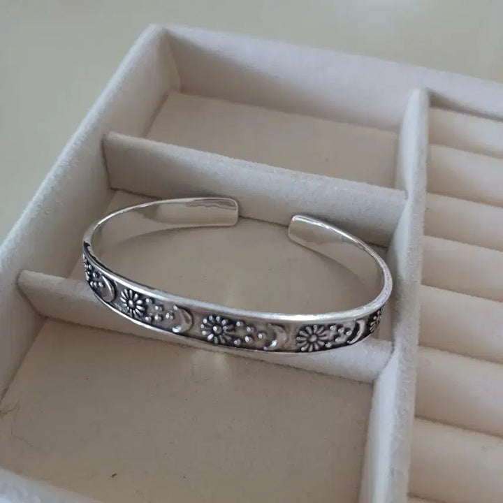 [BUNJANG] Flower &amp; Moon Bangle Sterling Silver Bracelet / 꽃달 뱅글은팔찌(새상품)