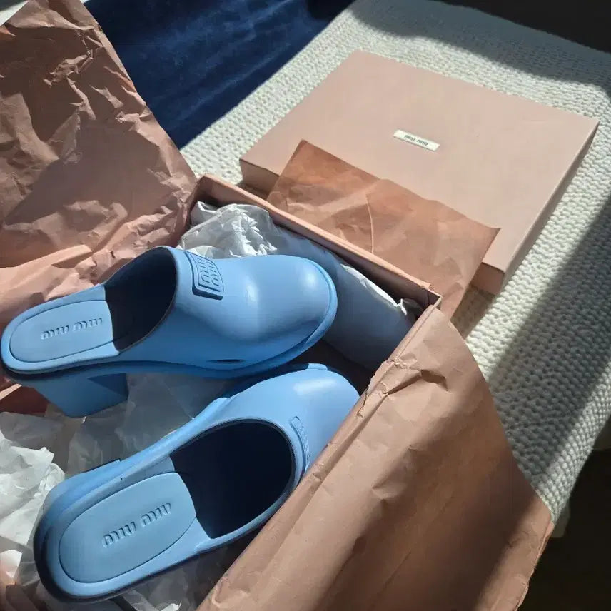 [SOLD OUT] 미우미우 블루 뮬 샌들