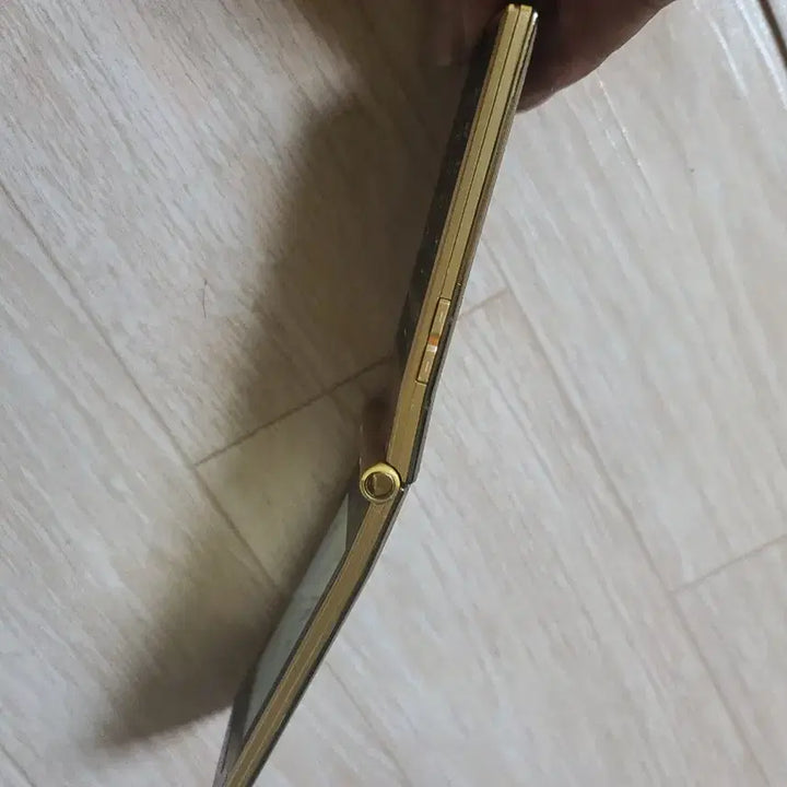 [BUNJANG] Pantech Sky Folder Phone Gold / 팬택 스카이 폴더폰