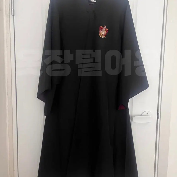 [BUNJANG] Tokyo Harry Potter Studio Tour Gryffindor Robe and Crest Scarf Set / 도쿄 해리포터 스튜디오 그리핀도르 망토+스카프 셋업