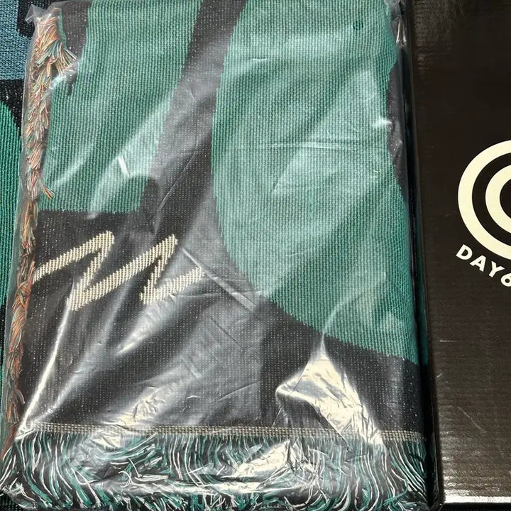 [BUNJANG] DAY6 Umbro 10th Anniversary Blanket / 데이식스 엄브로 10주년 기념 블랭킷 담요 DAY6 umbro