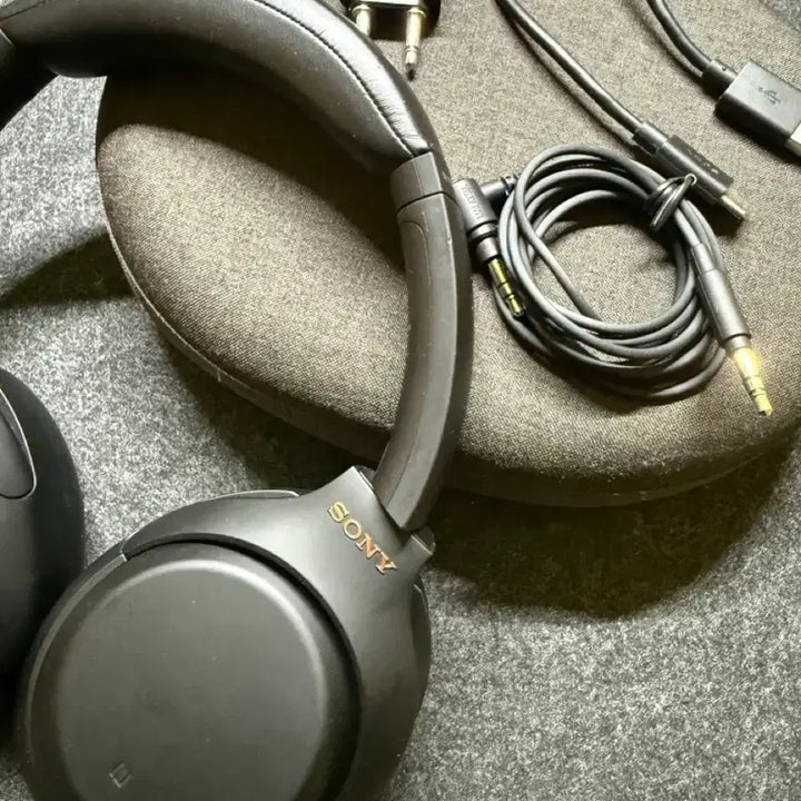 [BUNJANG] Sony WH-1000XM4 Black Headphones with Full Original Packaging and Stand / 소니 WH-1000XM4 블랙 풀박스 / 정품구성품 포함 / 거치대 포함