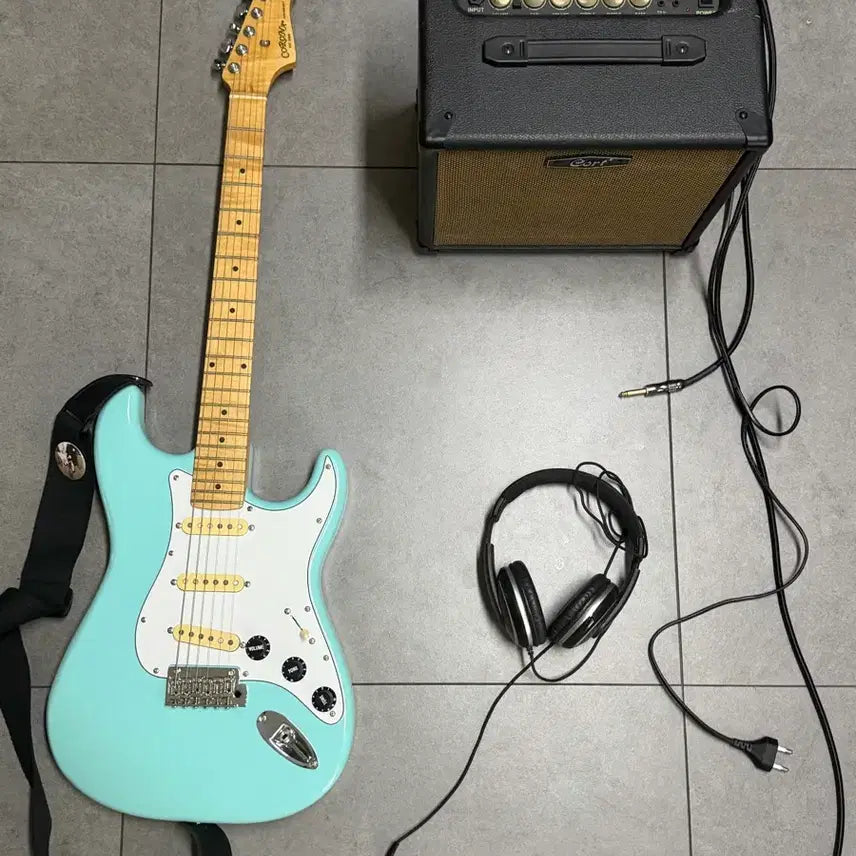 [BUNJANG] Corona Standard Electric Guitar with Colt CM15G Amplifier, Headset, and Cables / 코로나 스탠다드 ST 일렉 기타/콜트 CM15G 앰프/헤드셋/기타 케이블