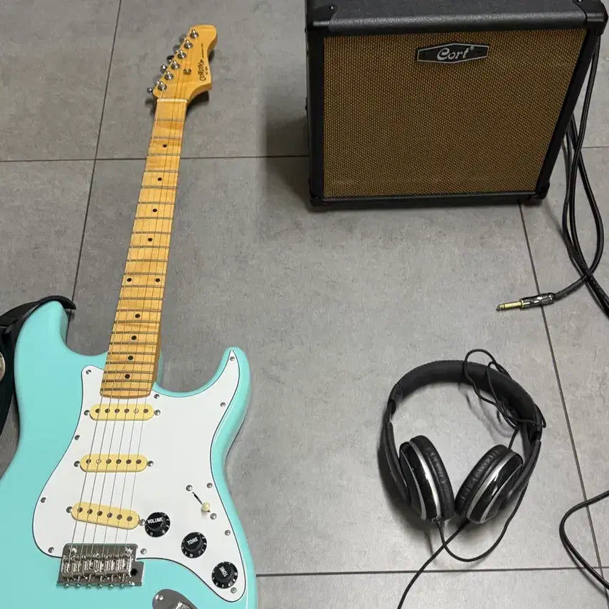 [BUNJANG] Corona Standard Electric Guitar with Colt CM15G Amplifier, Headset, and Cables / 코로나 스탠다드 ST 일렉 기타/콜트 CM15G 앰프/헤드셋/기타 케이블