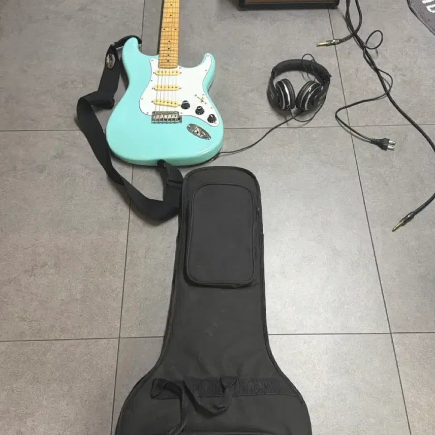 [BUNJANG] Corona Standard Electric Guitar with Colt CM15G Amplifier, Headset, and Cables / 코로나 스탠다드 ST 일렉 기타/콜트 CM15G 앰프/헤드셋/기타 케이블