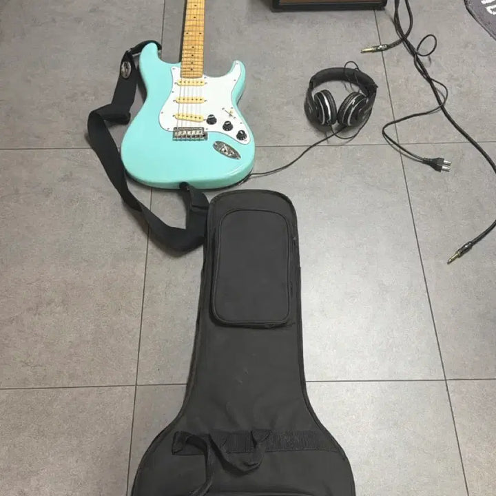 [BUNJANG] Corona Standard Electric Guitar with Colt CM15G Amplifier, Headset, and Cables / 코로나 스탠다드 ST 일렉 기타/콜트 CM15G 앰프/헤드셋/기타 케이블