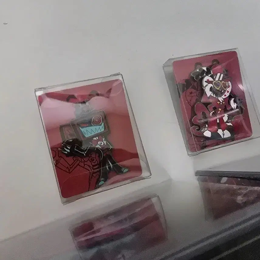 [BUNJANG] Hazbin Hotel YooTooz Box &amp; Valentino Figure (Enamel Pin Included) / (~6/24)해즈빈호텔 유투즈 복스 &amp; 발렌티노 피규어(에나멜핀 포함)