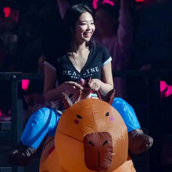 [BUNJANG] Blackpink Jennie Inspired Capybara Costume Air Suit / 블랙핑크 제니 착용! 졸사 카피바라 코스튬 풍선옷 에어슈트