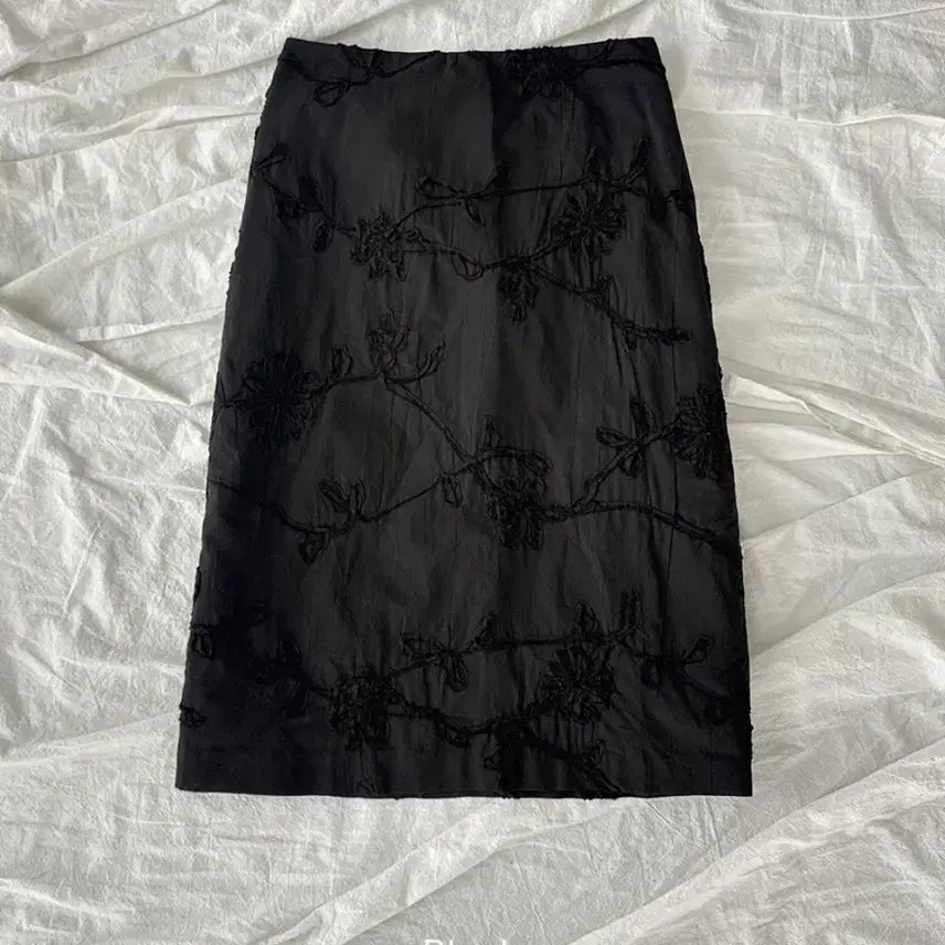 [BUNJANG] Morent Petra Flower Appliqué Low-Rise Midi Skirt / 모렌트 [mlt] 페트라 플라워 아플리케 로우라이즈 미디 스커트