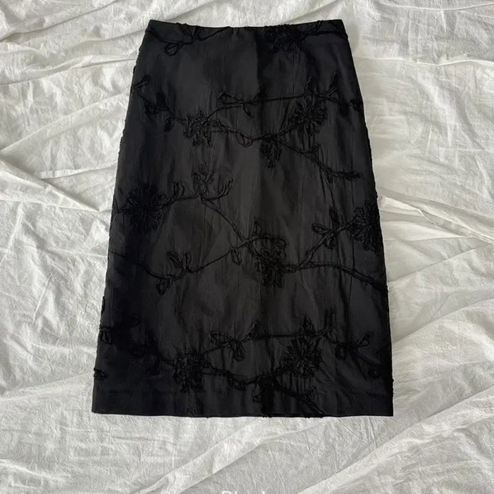 [BUNJANG] Morent Petra Flower Appliqué Low-Rise Midi Skirt / 모렌트 [mlt] 페트라 플라워 아플리케 로우라이즈 미디 스커트