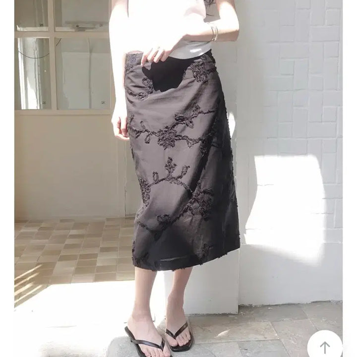 [BUNJANG] Morent Petra Flower Appliqué Low-Rise Midi Skirt / 모렌트 [mlt] 페트라 플라워 아플리케 로우라이즈 미디 스커트