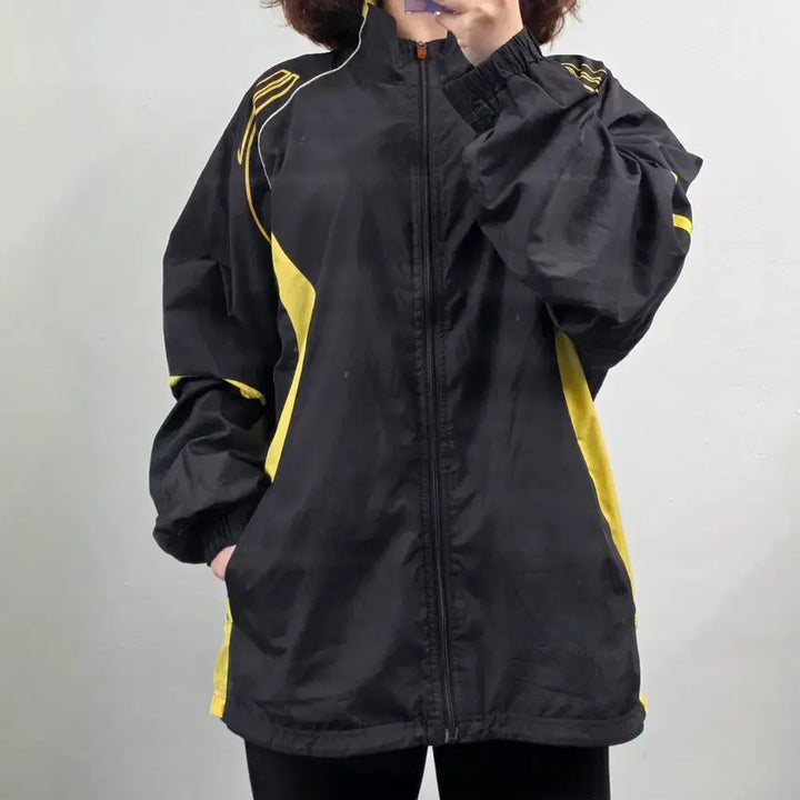 [BUNJANG] Umbro Windbreaker Jacket Black Yellow (Size 105) / [프립]105/엄브로 바람막이 자켓