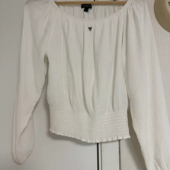 [SOLD OUT] 게스 오프숄더 블라우스 화이트55