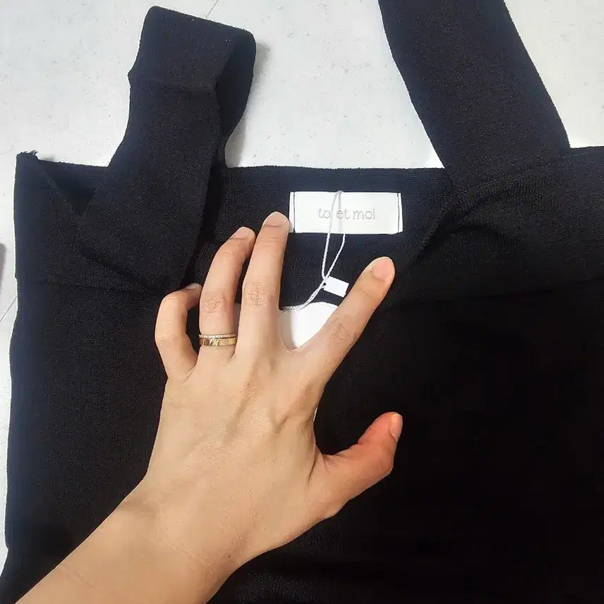 [SOLD OUT] 도시그리고여자 베이지유 플레인스퀘어넥 나시 블랙