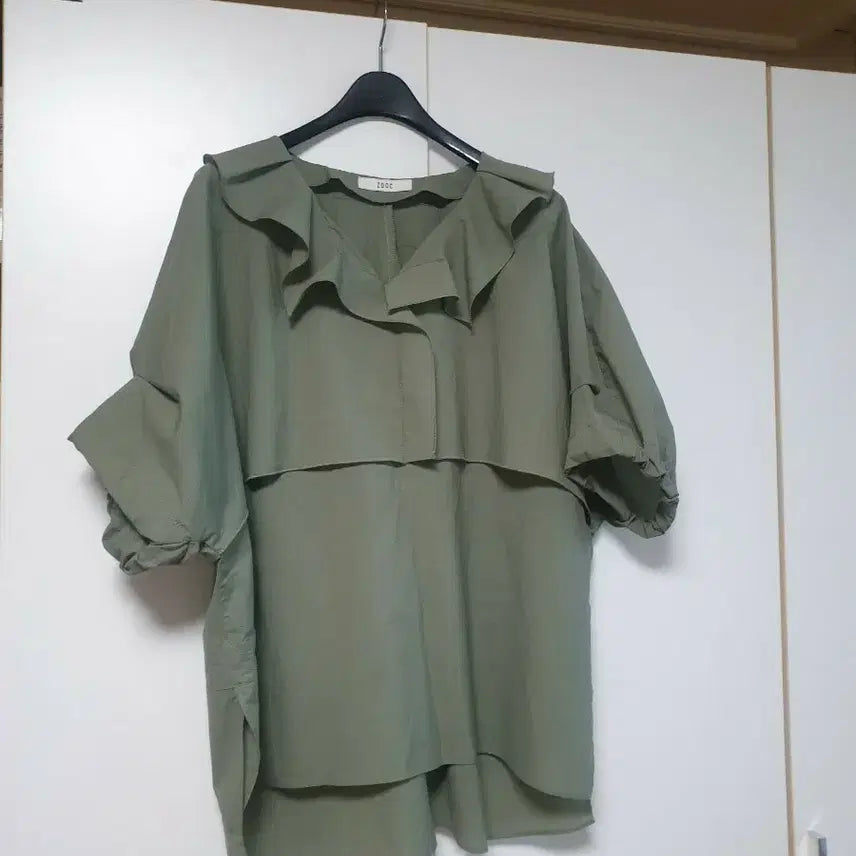 [BUNJANG] ZOOC Khaki Ruffled Blouse / ZOOC  주크카키색 프릴 블라우스