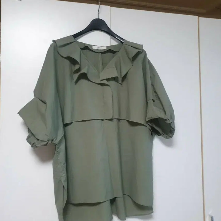 [BUNJANG] ZOOC Khaki Ruffled Blouse / ZOOC  주크카키색 프릴 블라우스