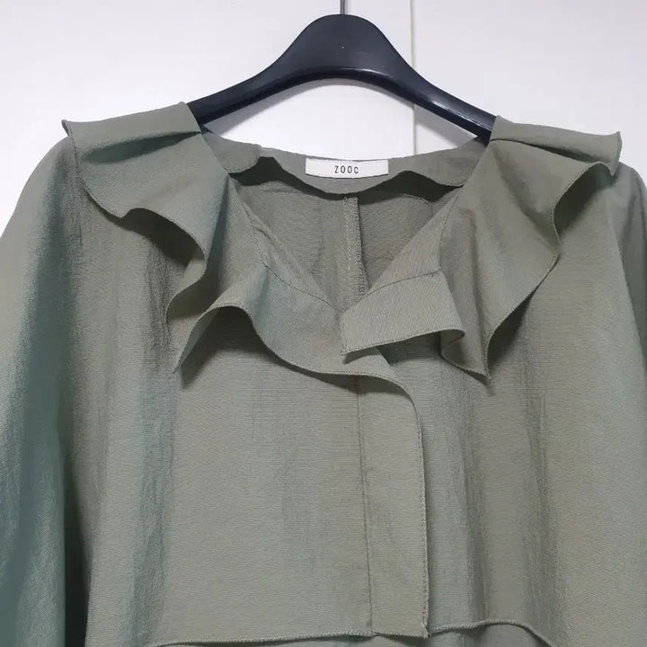 [BUNJANG] ZOOC Khaki Ruffled Blouse / ZOOC  주크카키색 프릴 블라우스