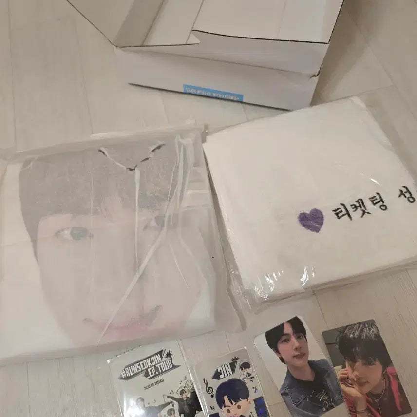 [BUNJANG] BTS Run Seokjin Goyang Concert Special Gift: Raincoat, Towel, Photocard / (오늘만) 방탄소년단 방탄 bts 런석진 고양 역조공 우비, 수건, 포카