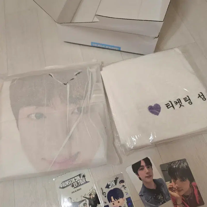 [BUNJANG] BTS Run Seokjin Goyang Concert Special Gift: Raincoat, Towel, Photocard / (오늘만) 방탄소년단 방탄 bts 런석진 고양 역조공 우비, 수건, 포카
