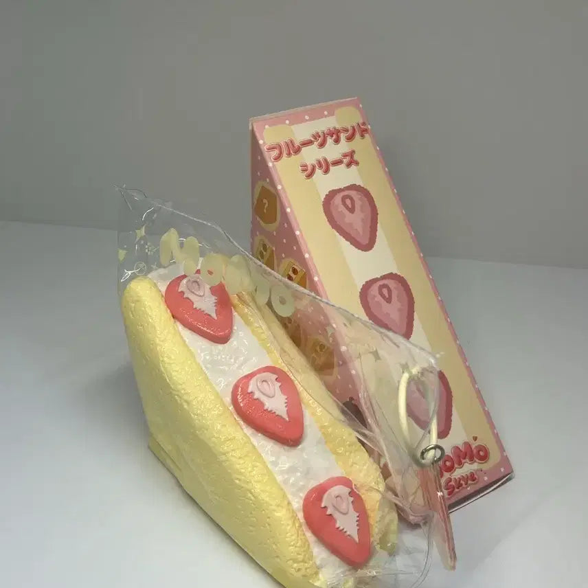 [BUNJANG] Momo Strawberry Sandwich Squishy / momo 모모 딸기 샌드위치 말랑이
