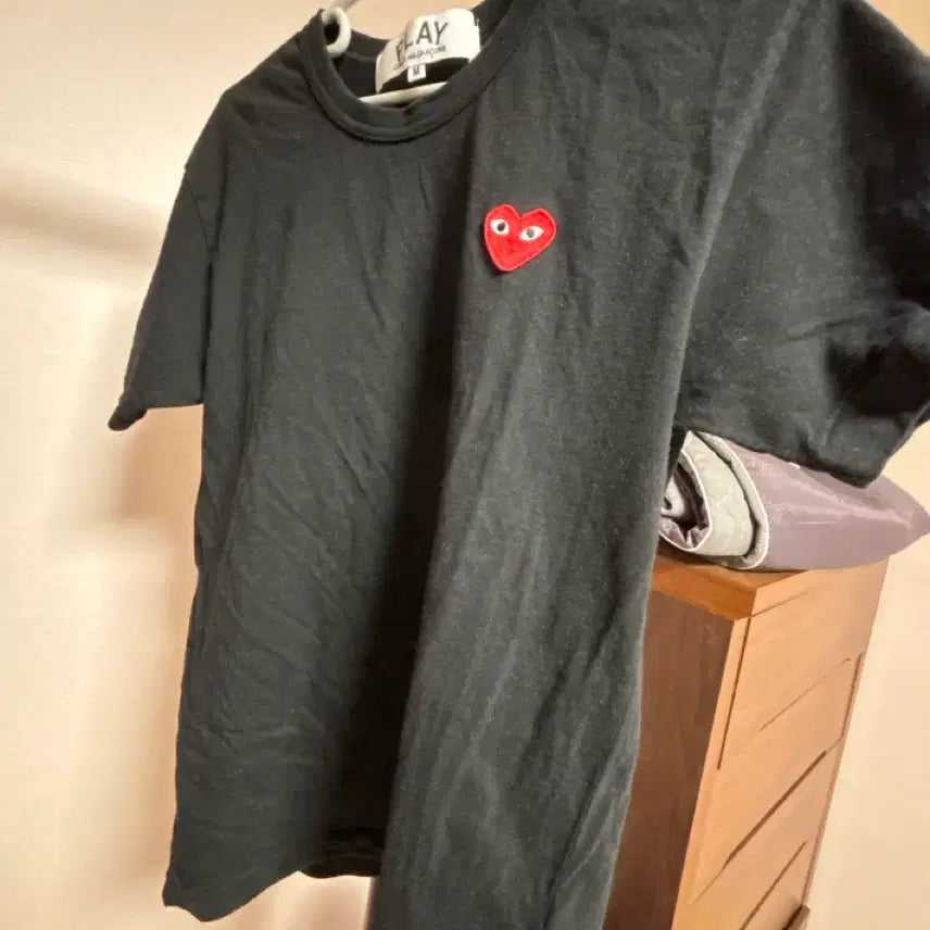 [BUNJANG] Comme des Garçons Play Black T-Shirt with Heart Logo / 꼼데가르송 플레이 와펜 반팔티 블랙