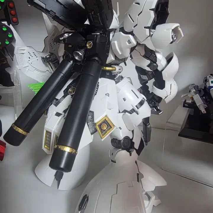 [BUNJANG] China Made RG White Sazabi &amp; Orange Sazabi Assembled Model Kit / (두개합)중국제 RG 백사자비 &amp; 주황 사자비 가조립 팝니다.