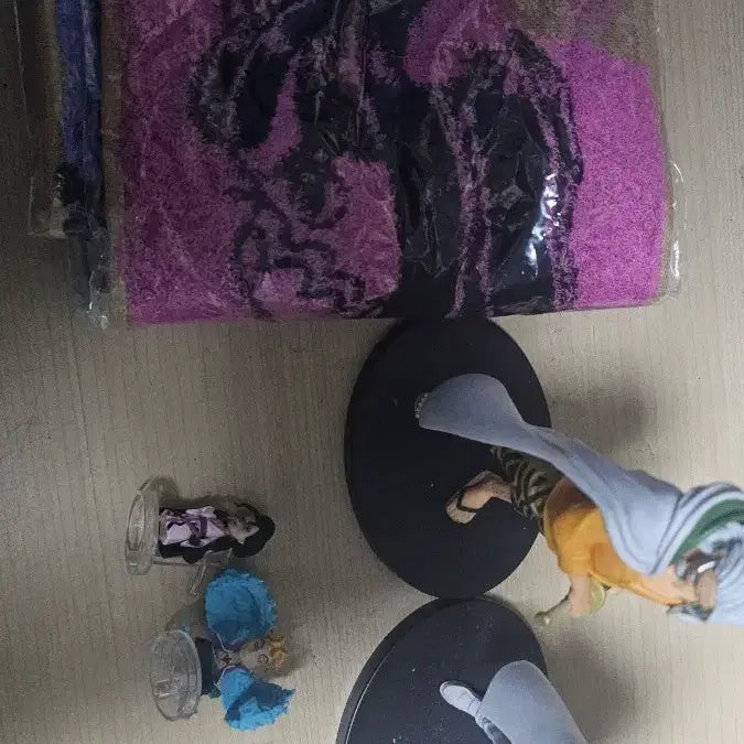 [BUNJANG] One Piece Figures Bundle with Gacha Figures / 원피스 피규어 2개 와 가챠 피규어 3개 팝니다