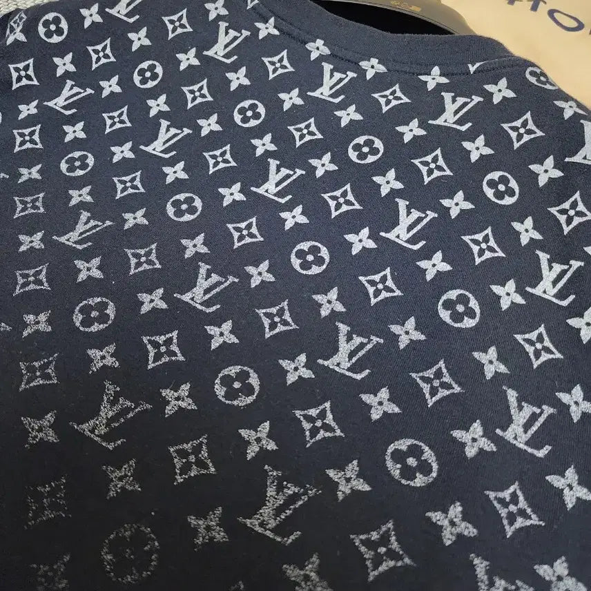 [BUNJANG] Louis Vuitton Gradient Monogram T-Shirt / 루이비통 그라디언트 모노그램 티셔츠