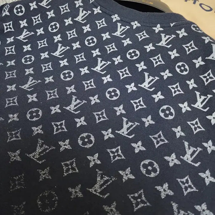 [BUNJANG] Louis Vuitton Gradient Monogram T-Shirt / 루이비통 그라디언트 모노그램 티셔츠