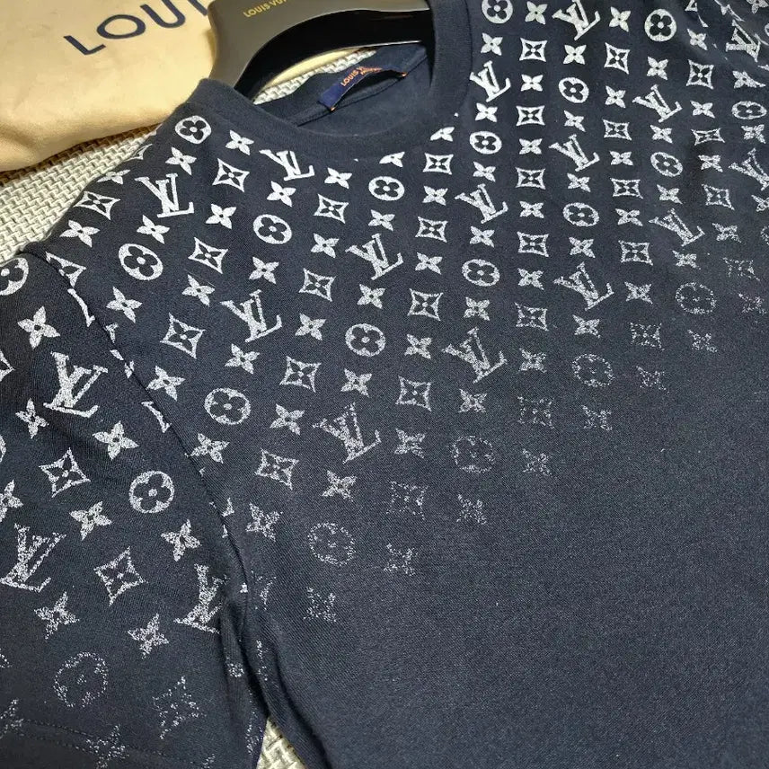 [BUNJANG] Louis Vuitton Gradient Monogram T-Shirt / 루이비통 그라디언트 모노그램 티셔츠