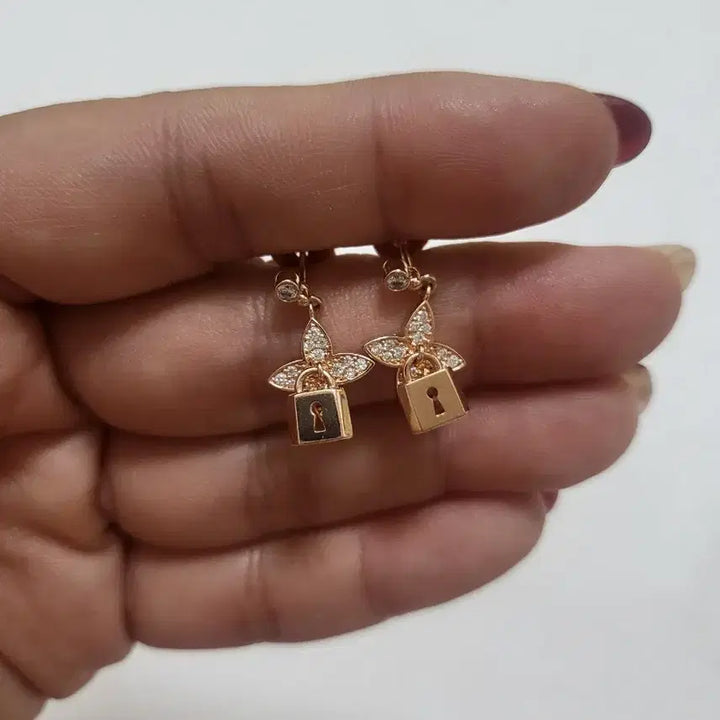 [SOLD OUT] 로즈골드 나비 잠금장식 귀걸이