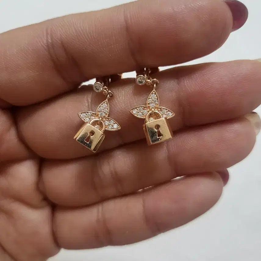 [SOLD OUT] 로즈골드 나비 잠금장식 귀걸이