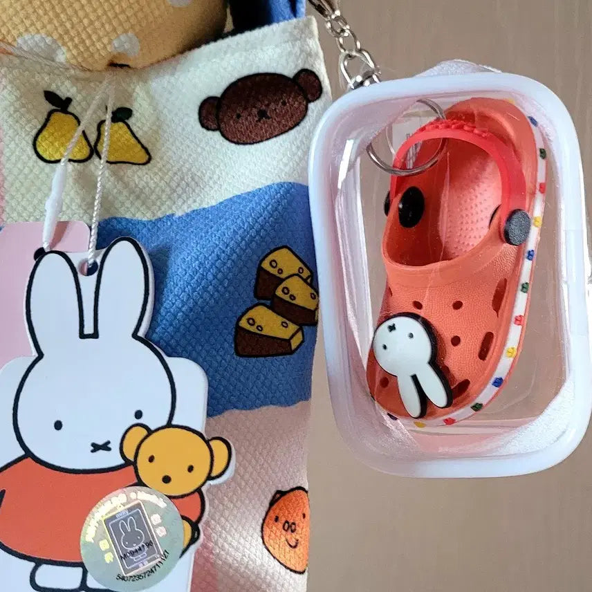 [BUNJANG] Miffy Pattern Crossbody Bag with Kiwi Bird Keychain Doll &amp; Crocs-style Sandal Keychain Set (New) / 미피 패턴 크로스백+키위새 키링인형+크록스st 샌들 키링(새상품)