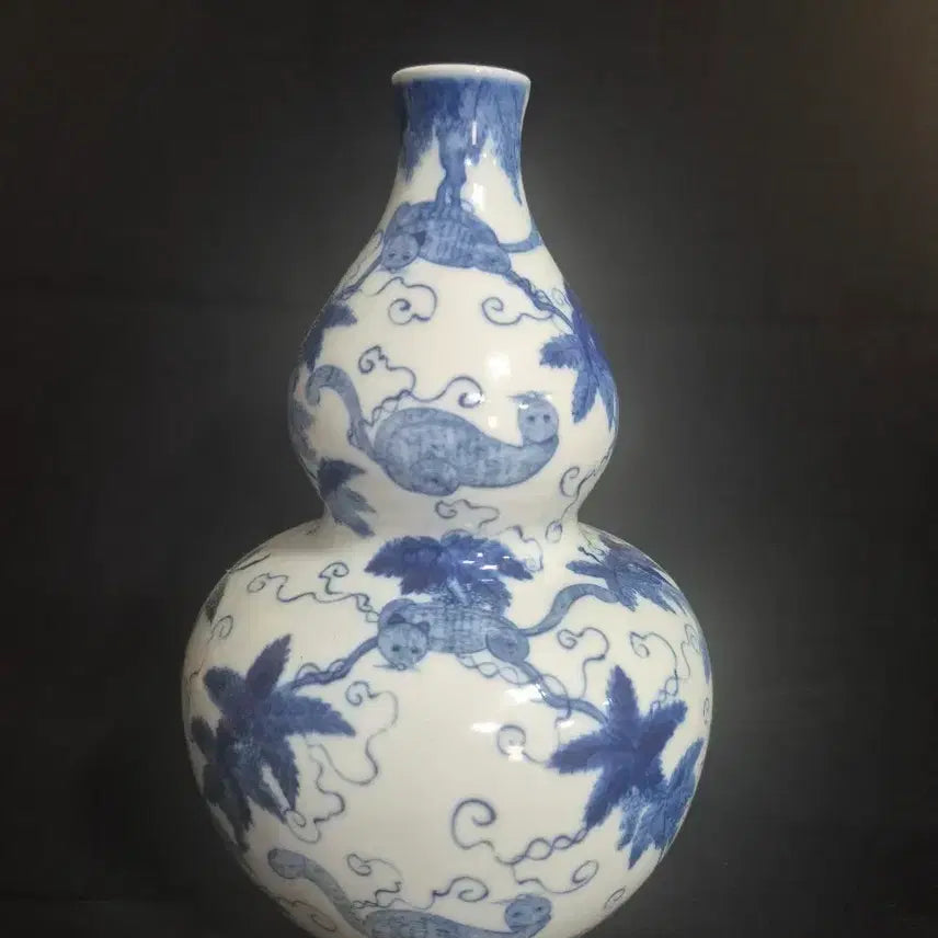 [BUNJANG] Blue-and-white Porcelain Bottle with Grape and Cat Motif / 청화 백자 고양이 포도 그림 호로병 주병 물병