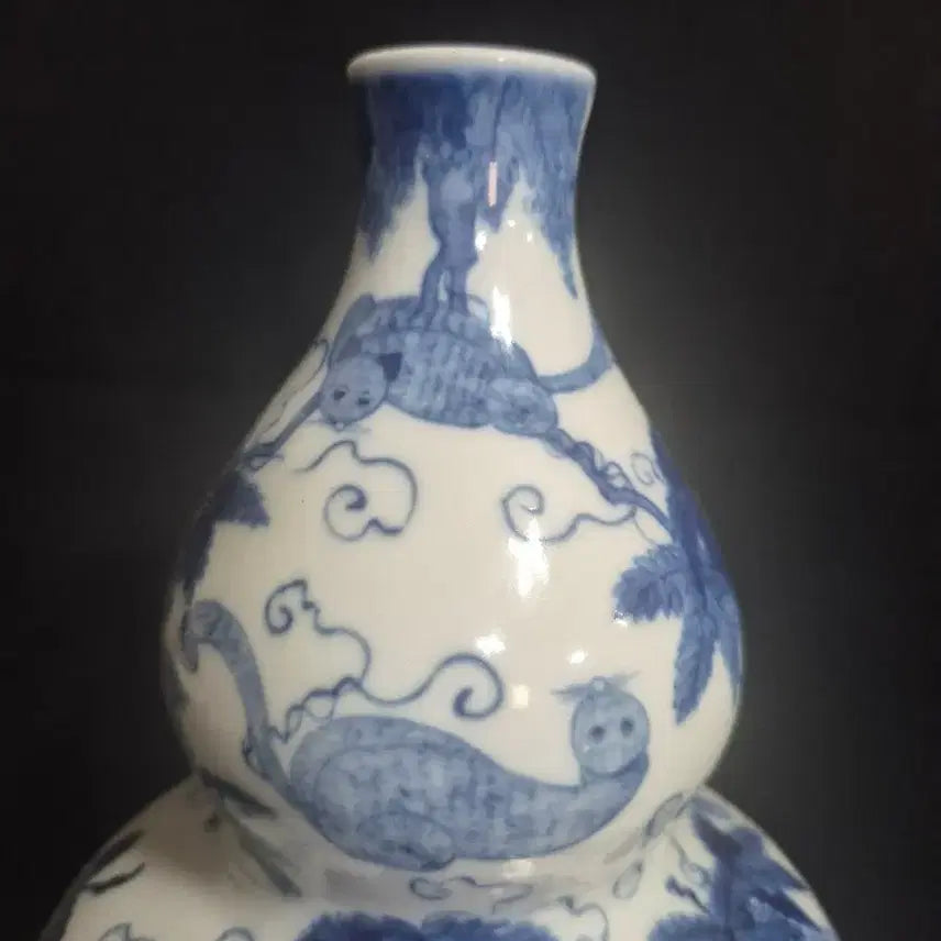 [BUNJANG] Blue-and-white Porcelain Bottle with Grape and Cat Motif / 청화 백자 고양이 포도 그림 호로병 주병 물병