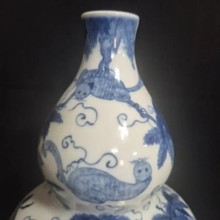 [BUNJANG] Blue-and-white Porcelain Bottle with Grape and Cat Motif / 청화 백자 고양이 포도 그림 호로병 주병 물병